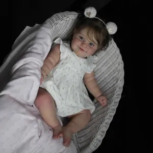 Poupée réaliste Maddie 60cm en robe blanche et panier avec couverture rose