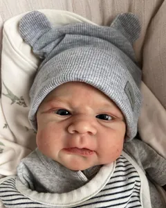 Nahaufnahme der Elijah Reborn-Puppe mit 3D-Hautstruktur und Bärenohr-Strickmütze