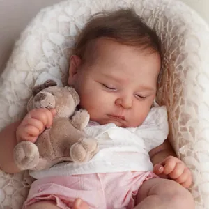 Poupée bébé reborn réaliste 49cm dormant dans un berceau en dentelle avec un ourson