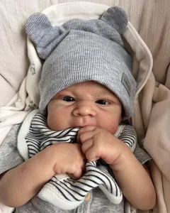 Nahaufnahme der realistischen Gesichtsdetails der Reborn-Puppe mit Strickmütze
