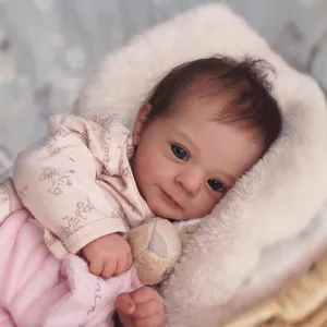 Realistische 19-Zoll Reborn-Puppe Felicia mit Blumenoutfit und blauen Augen auf Plüsch