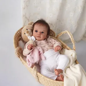 19 Zoll Reborn Baby Puppe Felicia lebensecht in einer gemütlichen Wiege aus Korb