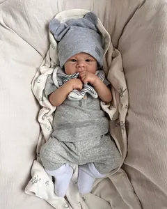 Detailansicht der Elijah Reborn-Puppe mit realistischer 3D-Haut und Strickkleidung