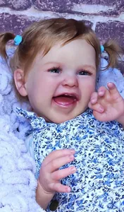 Détail de poupée reborn 60cm avec peau réaliste, couettes brunes et visage souriant