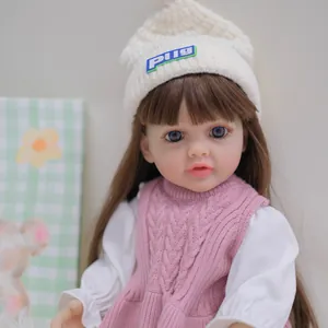 55 cm realistische herboren babypop met lang bruin haar en een roze gebreid vestje