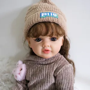 Bambola Reborn Betty 55cm fatta a mano con maglione marrone e dettaglio coniglio