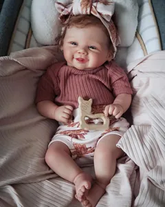 Détail de la poupée Reborn réaliste de 19 pouces Vivi avec cheveux bouclés et jouet en bois