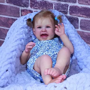 Poupée réaliste de 60cm pour fille avec sourire et tenue à fleurs bleues