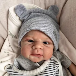 Realistische 46cm Elijah Reborn-Puppe mit 3D-Hautstruktur und grauer Bärenmütze