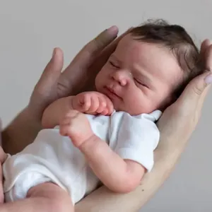 Bambola reborn realistica da 19 pollici in body bianco con occhi chiusi e capelli