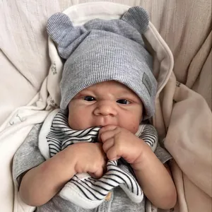 Realistische 46cm Elijah Reborn Puppe mit grauer Strickmütze mit Bärenohren und Lätzchen