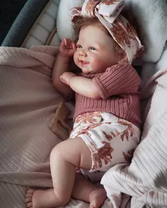 Détails d'une poupée Reborn de 19 pouces avec tenue en tricot rose et ses accessoires