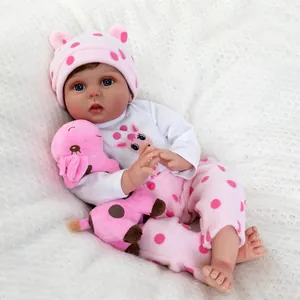 Nahaufnahme einer 55cm Reborn-Babypuppe mit blauen Augen und Giraffen-Plüschtier
