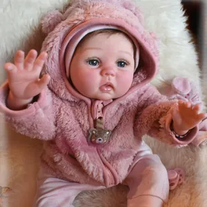 Détail d'une poupée reborn de 55 cm avec peau réaliste et sweat à capuche rose