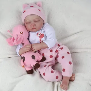 Bambola reborn realistica da 55cm con vestito rosa e peluche di giraffa