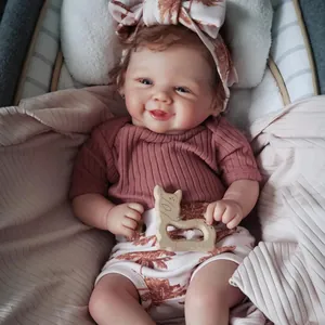 Poupée bébé reborn réaliste de 19 pouces en tenue fleurie rose dans un berceau doux