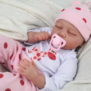 Bambola reborn dormiente di 55 cm con vestito a giraffa rosa e ciuccio coordinato