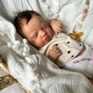 Gros plan détaillé d'une poupée reborn LouLou endormie avec une texture de peau réaliste