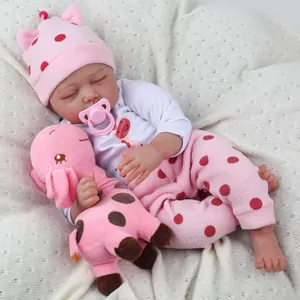 Bambola Reborn realistica da 55cm che dorme in abito rosa con giraffa di peluche