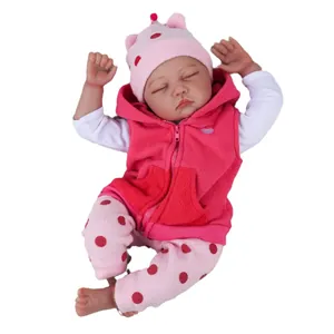Bambola reborn che dorme 55 cm con gilet con cappuccio in pile rosa e pantaloni a pois