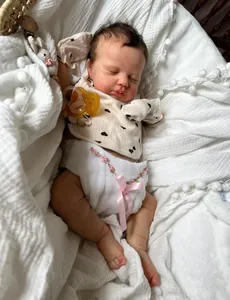 Détails de poupée Reborn réaliste avec plis de peau et vêtements beiges à motifs cœurs