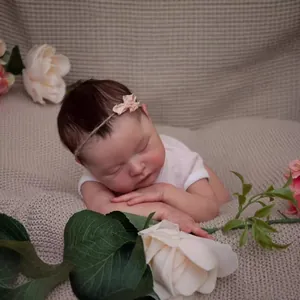 Naturgetreue 20-Zoll-Puppe Laura mit 3D-Hautvenen in schlafender Pose für Sammler