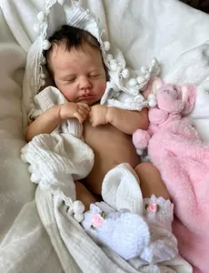 Détail de la poupée reborn réaliste de 19 pouces endormie avec un éléphant en peluche