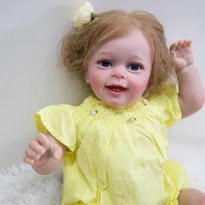 Nahaufnahme einer 60cm Reborn-Puppe mit blonden Locken und realistischer 3D-Hauttextur