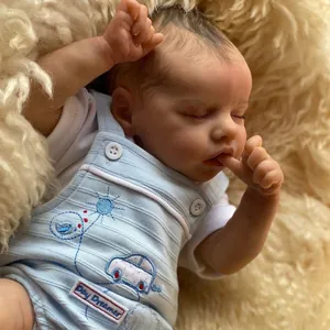 Detailansicht der 45 cm Reborn-Babypuppe mit realistischer Haut und blauem Strampler