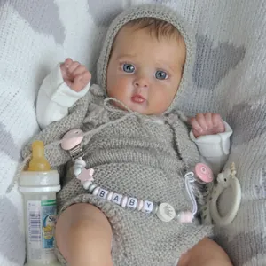 Détail de poupée reborn 19 pouces avec veines visibles, tricot et accessoires rose