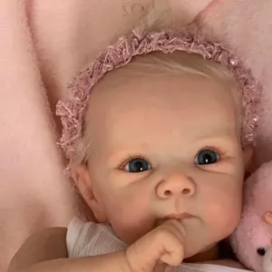 Gros plan d'une poupée reborn de 18 pouces avec peau réaliste et yeux bleus vifs
