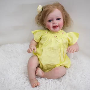 Realistische 60cm Reborn Yannik Puppe mit 3D-Hauttextur und sichtbaren Adern im gelben Kleid