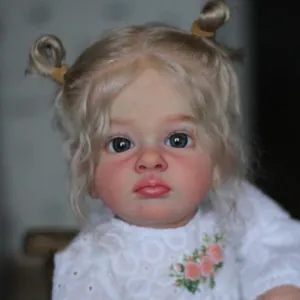 Gros plan détaillé d'une poupée Reborn de 60 cm avec cheveux blonds et yeux bleus