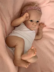 Gros plan d'une poupée reborn de 18 pouces avec texture de peau et yeux bleus réels