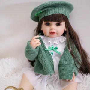 Poupée bébé reborn réaliste 55 cm avec tenue en tricot vert foncé et cheveux bruns