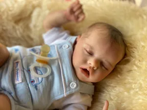 Detaillierte Nahaufnahme der 45cm Reborn Baby Puppe Haut und Dreamer Outfit