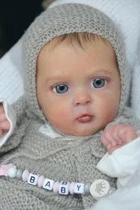 Gros plan d'une poupée reborn Jocy 19 pouces avec veines 3D et yeux bleus réalistes