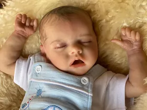 Detailansicht der 18 Zoll Reborn-Puppe mit realistischer Haut und geschlossenen Augen