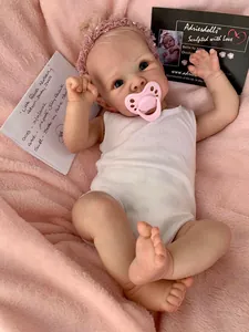 Vue détaillée de la poupée Reborn réaliste de 18 pouces sur une couverture rose douce
