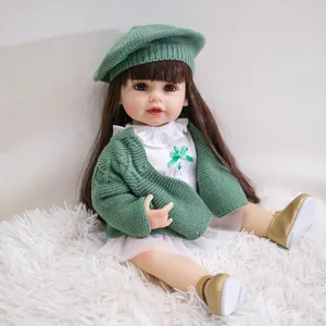 Poupée reborn réaliste de 55cm avec cardigan en tricot vert et robe en tulle blanc