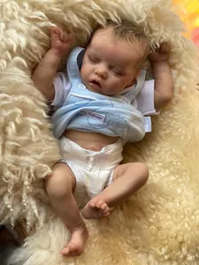 Nahaufnahme einer realistischen 18-Zoll-Reborn-Puppe im blauen gestreiften Outfit