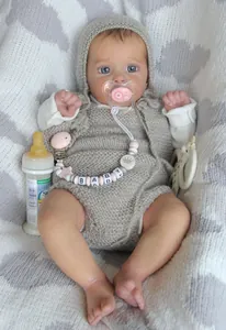 Détail macro de la poupée reborn Jocy 19 pouces montrant la peau 3D et les vêtements en maille