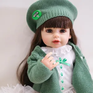 Poupée Reborn réaliste de 55cm avec cheveux bruns longs et tenue en tricot vert