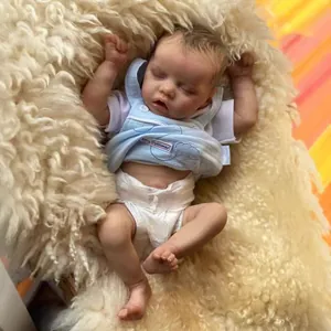 18-Zoll realistische Reborn TWINA Puppe im blauen Day Dreamer Body auf Plüschmatte