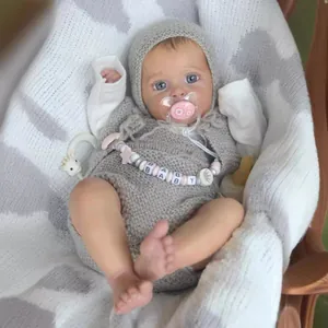 Poupée reborn réaliste de 19 pouces avec texture de peau 3D en tenue grise