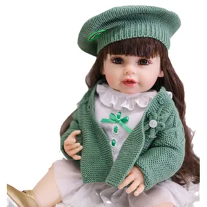 Poupée reborn de 55cm réaliste avec cheveux bruns et tenue tricotée verte sur fond blanc