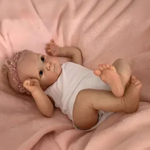 Poupée Reborn Bettie réaliste de 18 pouces avec gilet blanc sur couverture rose
