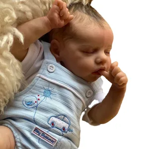 Realistische 18-Zoll Neugeborenen Reborn-Puppe im blauen Outfit auf einer Plüschmatte