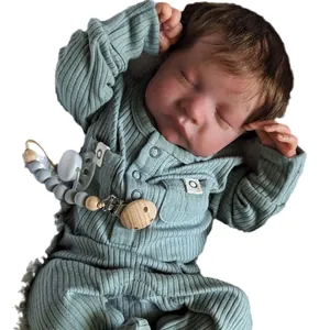 Poupée Reborn Levi 46cm réaliste dormant en barboteuse verte avec attache-tétine