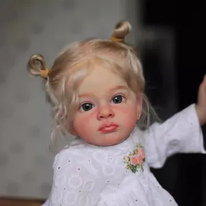 Poupée Reborn réaliste de 60 cm avec cheveux blonds bouclés et robe brodée blanche